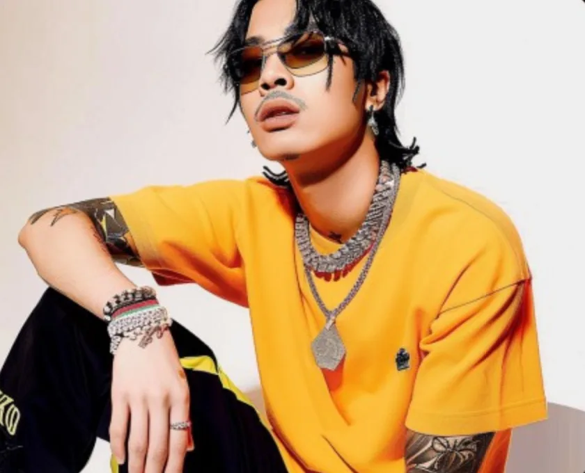 Yago Primo, encargado del cierre de Tayoton Fest, con polo amarillo y cadenas